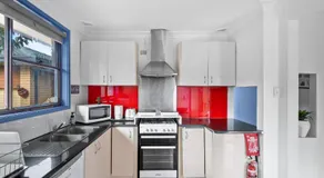 Luxe Double Room - Nearby Stations & Eateries - Shared Bathroom - Image 4