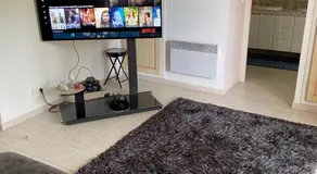 Chambre spacieuse indépendante dans villa plus parking privée - Image 2