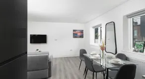 Modern Spacious 1Bed with Allocated Parking, Fast Wi-Fi, Private Garden, and Fast Access to Train and Bus Stations - Image 5