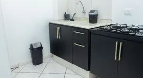 Estúdio espaçoso com sacada e cama king no centro - Image 5