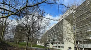 Large bright T4, tram, parking - Image 4