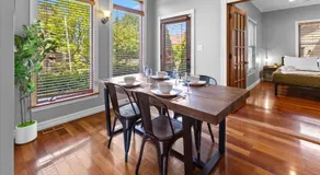Huge Downtown Retreat with Free Parking - Image 3