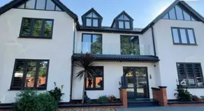 Modern 2 Bedroom Apartment Free Parking - Image 4
