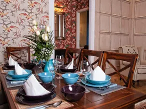 Theaterland Classic Apartments - Image 4