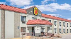 Super 8 by Wyndham Marshalltown - Image 5