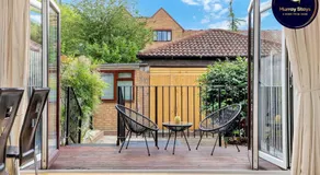 Charming 3 Bedroom House Short Term Rental & Flexible Renting Canary Wharf With Free Wifi & Garden - Image 5