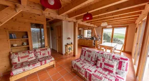 Maison de vacances 'La Grange Aux Ecureuils 6 Pers' avec vue sur montagne, terrasse et jardin privé - Image 2