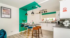 Sleek and Stylish 3 Bed in Greenock - Sleeps 8 - Image 5