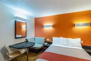 Motel 6 Terre Haute - Image 4