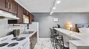Chic New York Studio with Kitchen - Image 2