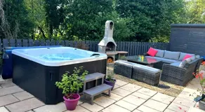 Riverside View - Large, modern 4 bedroom house with hot tub - Image 4