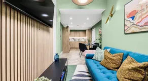 Amazonian Luxury Family Home MCR City Centre Etihad Free Parking - Image 5