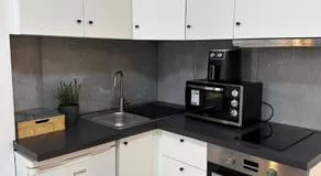 Modern Apt for 4 Near City Center - Image 4