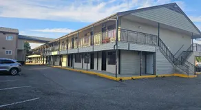 Camelot Court Motel - Image 5