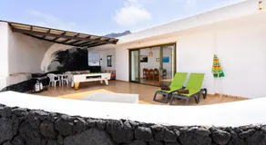 Famara Beach House on the Shore mit Gemeinschaftspool, Meer-/Bergblick und Wi-Fi - Image 2