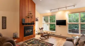 Family-friendly townhouse in a great location! - Image 2