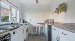 Spacious one bed apartment in a quiet leafy close. - Image 3
