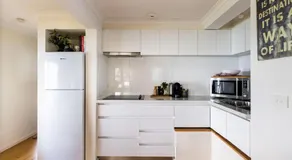 Y Vue - Beachside Apartment with Ocean Views - Image 5