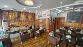 The 2 90's Guys Inn - Image 2