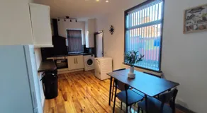 Double-Bedroom in the Heart of Harpurhey Manchester A3 Perfect for Short Stays - Image 2