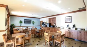 Mountain Inn & Suites Airport - Hendersonville - Image 4