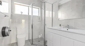 Bright Double Room - Nearby Shops & Eateries - Shared Bathroom and Amenities - Image 2