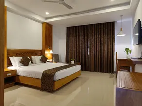 The Hotel Canoe - Image 4