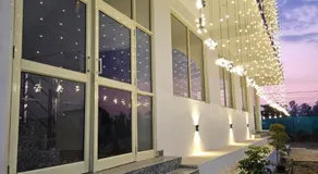 Hotel YesWell - Best Hotel Near Jolly Grant Airport - Image 4