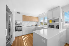 Stylish 4-Bed Townhouse with Panoramic Ocean Views - Image 4