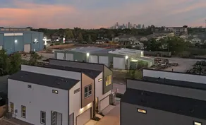Centrally located cozy getaway near downtown - Image 3