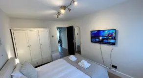 Room with private bathroom 5 min to Legoland & Windsor Castle - free parking and EV plug - Image 2