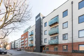 Luxury 2-Bed Flat parking near Tube and Emirates - Image 4