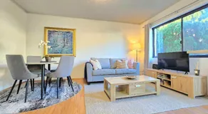 Refined comfort 1 bed Neutral Bay w parking & balcony - Image 2