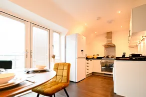 Spacious 2 Bedroom Balcony Flat with Parking and Fast WiFi - Image 3