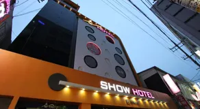 Show Hotel - Image 3