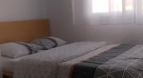Belle chambre dans une charmante et grande maison duplex neuve et bien aérée - Image 2