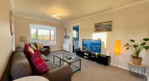 Chic & Cozy 2-Bed Flat in Glasgow - Free Parking - Image 2