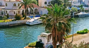 Modern apartment with canal views in Empuriabrava - Terrace & WiFi - Image 5