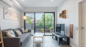 1Bedroom and Study Apt in Homebush Sleeps 5 - Image 2