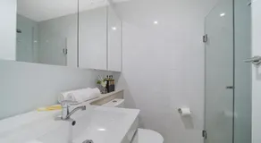 Three bedrooms and free parking near the airport - Image 5