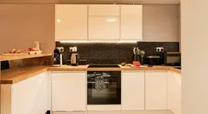 Modern 2BR House & Private Parking & Kid-friendly - Image 3