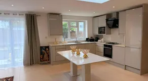 4 Bedroom Home Edgware Ground Floor - Image 5