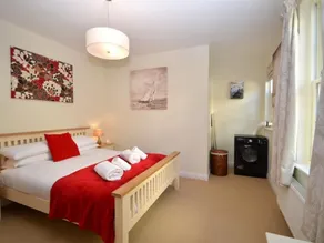 Apartment in 19th-century building with communal garden in Dartmouth - Image 2