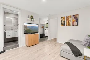 Bright 1-Bed Apartment with Garden Views - Image 2