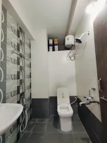 Swagan Home Stays Air Conditioned Deluxe ONE BED ROOM Studio Apartment - Image 4