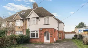 Ground floor apartment close to the train station and town centre - By ShireStays - Image 4