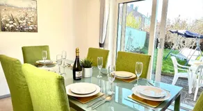 3-Bedroom spacious House, Private garden, Prime location, WiFi, Netflix - Image 2