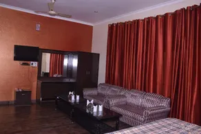 Hotel Lee Grand - Image 2