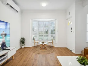 Coastal Luxury: 3-Bed Townhouse 150m from Beach - Image 3