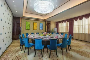 Golden Leaf Hotel - Image 4